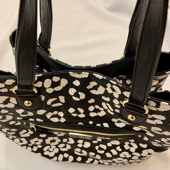Betsey Johnson Print Purse Black & White - Picture 3 of 6